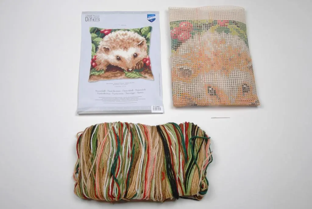 PN-0146403 Набір для вишивання хрестом (подушка) Vervaco Hedgehog with Berries Іжак у траві